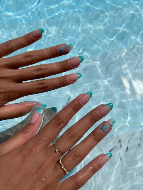 Summer Nails 2024 French Tip Blue, Vaca Nails 2024, French Tip Nail Designs Summer, French Tips With Starfish, Nail Designs Holiday Summer, Starfish French Tip Nails, Starfish Acrylic Nails, Short Blue Square Nails, Blue Starfish Nails