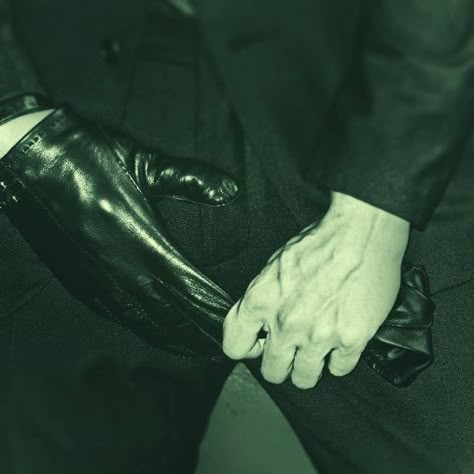 Black Suit Aesthetic, Black Gloves Aesthetic, Neo Anderson, Leather Gloves Aesthetic, Riddler Aesthetic, Xavier Samuel, Gloved Hands, Leather Suit, Black Leather Gloves