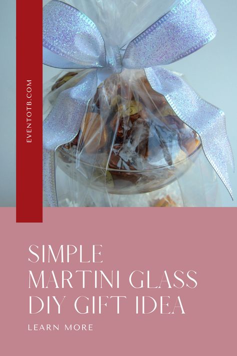 Martini glasses don't just have to hold martinis! I stuffed this martini glass with candy and wrapped it up tight with a bow. Now the gift recipient can use the martini glass and gets to have some chocolate sweets@ It's a super simple DIY gift idea that is the perfect gift for coworkers since it's not too personal. Grab the instructions on the blog. Martini Gift Ideas, Diy Chocolate Gift, Gift Tutorial, Diy Gifts For Girlfriend, Coworker Gifts, Marketing Gift, Diy Gifts For Dad, Diy Gifts For Mom, Glass Diy