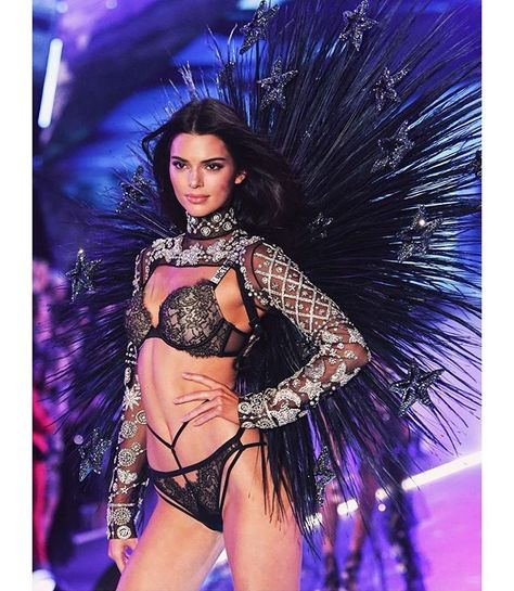 VS 18⭐️ Kendall Jenner Runway, Victoria’s Secret Fashion Show, Victoria Secret Fashion Show 2018, Kendall Jenner Modeling, Stile Kendall Jenner, Trajes Kylie Jenner, Victoria Secret Runway, Victoria Secret Show, Fashion Runway Show