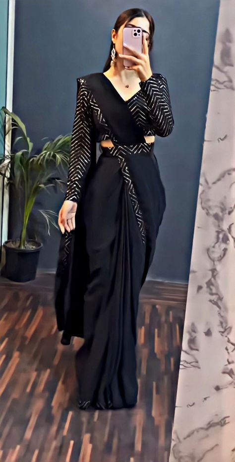 Dilli Wali Girlfriend Outfit, Farewell Sarees School Black, Black Sari For Farewell, Black Saari Designs Latest, Latest Saree Designs Party Wear Wedding, Black Sarees For Farewell, Saree Trends Party Wear, Black Saree Look Modern, Black Saree For Farewell School