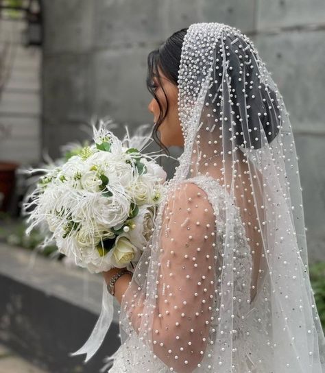 Long Hair With Veil Brides, Cape Veils, Lace Veils Bridal, Bride Dress Simple, Wedding Portrait Poses, Classy Wedding Dress, Pretty Wedding Dresses, Fancy Wedding Dresses, Wedding Dress With Veil