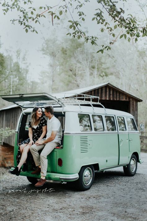 Couples shoot with vintage VW bus. Photo by Sarah Joy Photo www.sarahjoyphoto.org Vw Bus Photo, Volkswagen Camper Van, Vw Camper Van, Vintage Vw Bus, Combi Volkswagen, Volkswagen Camper, Combi Vw, Travel Van, Vw T1