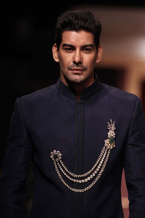 A model at the IIJW 2013 wearing a double pin brooch from the Amer collection by Birdhichand Ghanshyamdas. Indian Groom Dress, Indian Groom Wear, Sherwani Groom, Men's Brooch, Groom Accessories, Men's Ethnic Wear, Wedding Sherwani, Wedding Outfit Men, Indian Men Fashion