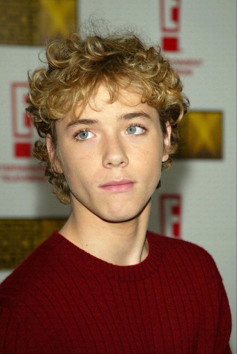 Jeremy Sumpter Peter Pan, Jeremy Sumpter, Really Curly Hair, Wallpapers Iphone, Hot Actors, Cute Celebrities, Future Boyfriend, Pretty Men, Peter Pan