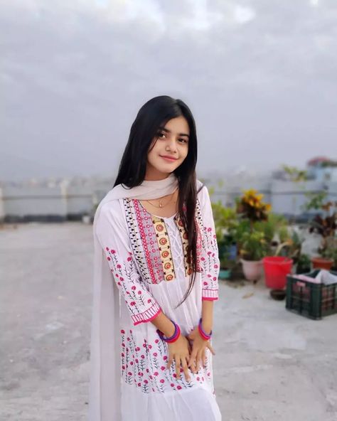 Female Gojo, Face Claims Female, Female Face Claims, Aesthetic Dp, Punjabi Music, Music Poetry, Cute Photo Poses, Punjabi Culture, Pakistani Women