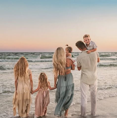 Glam Beach Family Photoshoot, Beach Photography Outfits Family Pics, Sand Family Pictures, Family Pictures In Hawaii Photo Ideas, Boho Family Beach Pictures, Beach Family Photo Pose Ideas, Family Beach Session Outfits, Family Sunset Photoshoot Beach, Family Photo Beach Poses