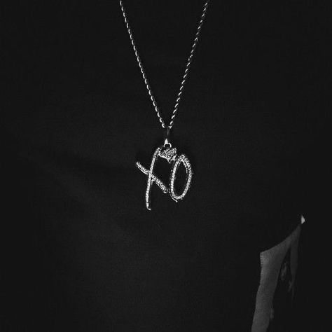 Weekend Artist, Xo Necklace, Boy Pfp, Pisces Girl, Necklace Aesthetic, Aesthetic Pfp, Black Milk, The Weeknd, Always And Forever