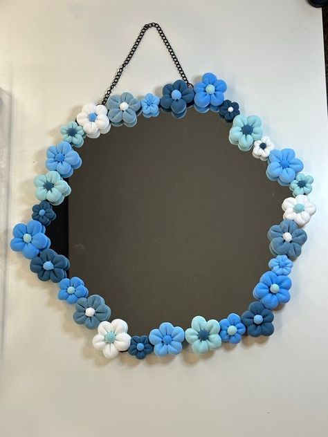 super clay craft Mirrors With Flowers, Decorating Mirror Ideas Diy, Custom Mirrors Diy, Super Clay Craft, Clay Flower Mirror, Flower Mirror Diy, Diy Floral Mirror, Air Dry Clay Charms, Custom Room Decor