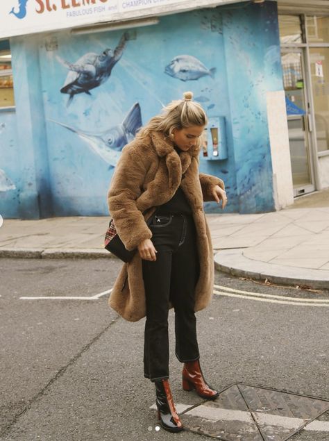 Fashion Me Now, Fall Fashion Coats, Coat Street Style, Fashion Influencer, Coat Outfit, Looks Street Style, Street Style Winter, Coat Outfits, Looks Chic