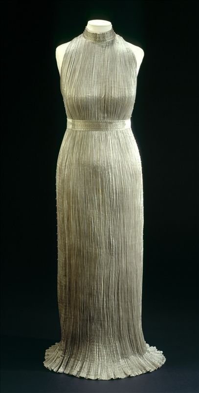 ‘Delphos’ dress , Mariano Fortuny | Palais Galliera | Musée de la mode de la Ville de Paris Fortuny Dress, Fortuny Delphos, Fortuny Pleats, Mariano Fortuny, Isadora Duncan, Dress Name, Spanish Fashion, Natalia Vodianova, Marcel Proust