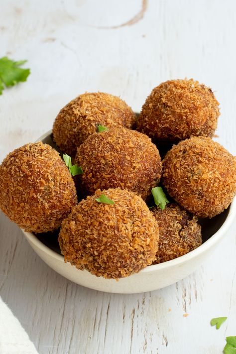 These sweet potato croquettes are packed with flavor, with fresh herbs, cheese and Panko breadcrumbs for crunch, and they're super easy! Sweet Potato Croquettes, Brazilian Dishes, Potato Croquettes, Stuffed Potato Balls, Yummy Sweet Potatoes, Cold Desserts, Starters Recipes, Nice Cream, Mashed Sweet Potatoes