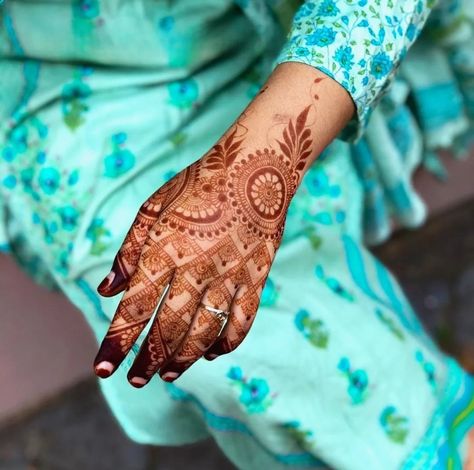 200+ Most Popular Back Hand Mehndi Designs Simple & Easy Back Side Mehndi Design, Side Mehndi Design, Back Side Mehndi, Mehndi Designs Simple, Back Hand Mehndi, Latest Mehndi, Hand Mehndi, Latest Mehndi Designs, Henna Design