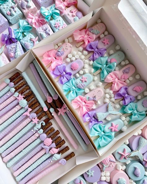 📸 xosimplysweeet [IG] Mermaid Birthday Treats Dessert Tables, Mermaid Sweets Table, Mermaid Treat Ideas, Mermaid Chocolate Covered Pretzels, Mermaid Theme Desserts, Mermaid Birthday Party Treats, Under The Sea Treats Dessert Tables, Princess Treats For Birthday, Mermaid Treat Table