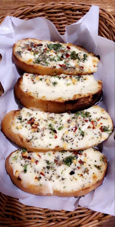 Garlic bread Garlic Bread Snap, Cheese Garlic Bread, Garlic Cheese Bread, Food Vids, Garlic Bread, Salmon Burgers, Garlic, Food And Drink, Bread