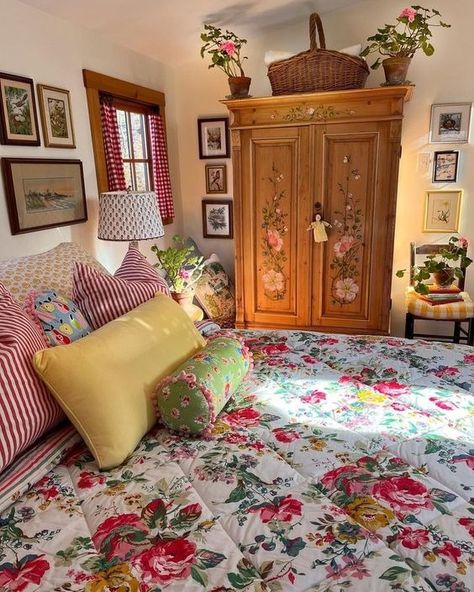 Old Farmhouse Esthetic, Colorful Grandma Aesthetic, Grandma Aesthetic Room, Grandma Core Bedroom, 2000s Home Decor, House Aesthetic Ideas, Maximalist Cottage, Retro Bedroom Ideas, Vintage Maximalism