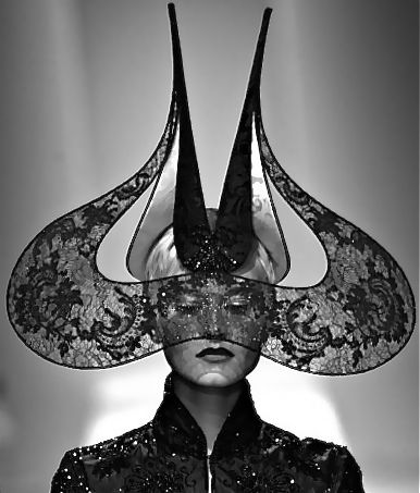 Taking the bull by the horns... #fascinators #hats #millinery Cyberpunk Hair, Topi Vintage, Pola Rok, Philip Treacy Hats, Vintage Headpiece, Philip Treacy, Couture Hats, Mad Hatters, Crazy Hats