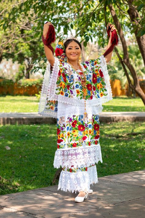 Folklorico Poses, Classy Womens Dresses, Mexican Models, Fantasy Universe, Ballet Folklorico, Mexico Style, Maxi Skirt Style, Mexican Outfit, 30s Fashion