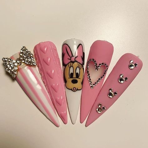 Disney Acrylic Nails Princesses, Minnie Nails Designs, Minnie Mouse Nails Pink, Nail Art Designs Disney, Minnie Mouse Nail Art, Ongles Bling Bling, Disneyland Nails, Minnie Mouse Nails, Disney Acrylic Nails