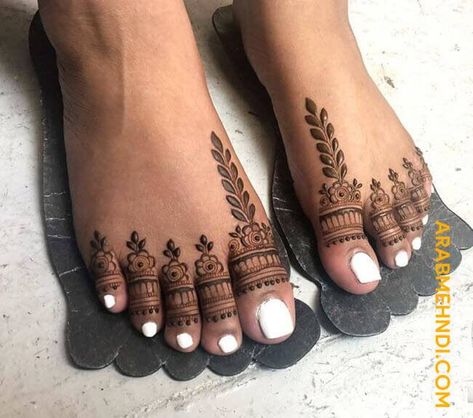 50 Georgia Mehndi Design (Henna Design) - April 2020 Leg Fingers Mehndi Design, Henna Design For Foot, Legs Finger Mehndi Design, Henna For Legs Design Simple, Easy Leg Mehendi Designs For Beginners, Mehendi Leg Design Simple, Mehedi Degins For Foot, Simple Henna Leg Designs, Aesthetic Foot Mehndi Designs