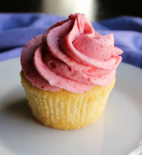 Buttery Cupcakes, Pound Cake Cupcakes, Homemade Vanilla Cupcakes, Lamb Cupcakes, Frosting Cupcakes, Blogger Ideas, Strawberry Buttercream Frosting, Pastries Recipes, Pretty Desserts