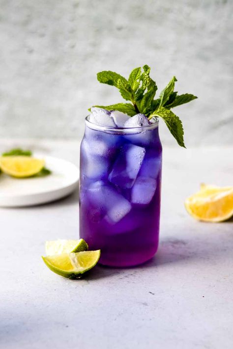 blue mocktail recipe Blue Mocktail Recipe, Iced Green Tea Recipe, Pea Flower Tea, Butterfly Pea Tea, Butterfly Pea Flower Tea, Purple Drinks, Butterfly Tea, Natural Food Coloring, Herbal Drinks