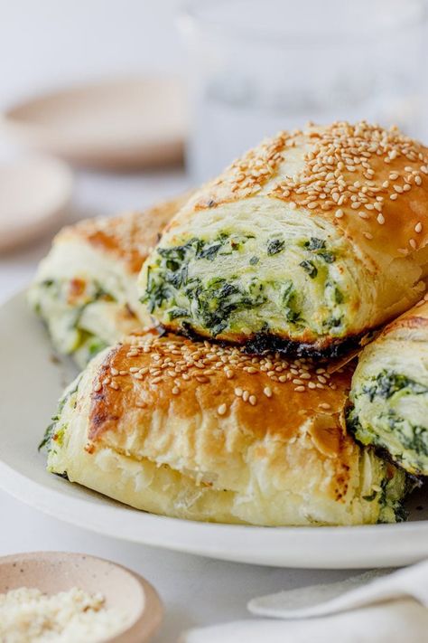 The Best Spinach and Ricotta Rolls (With Puff Pastry!) - White Kitchen Red Wine Easy Puff Pastry Appetizers, Ricotta Rolls, Pastry Savory, Thanksgiving Apps, Pastry Rolls, Spinach Puff Pastry, Spinach Puff, Spinach Rolls, Puff Pastry Filling