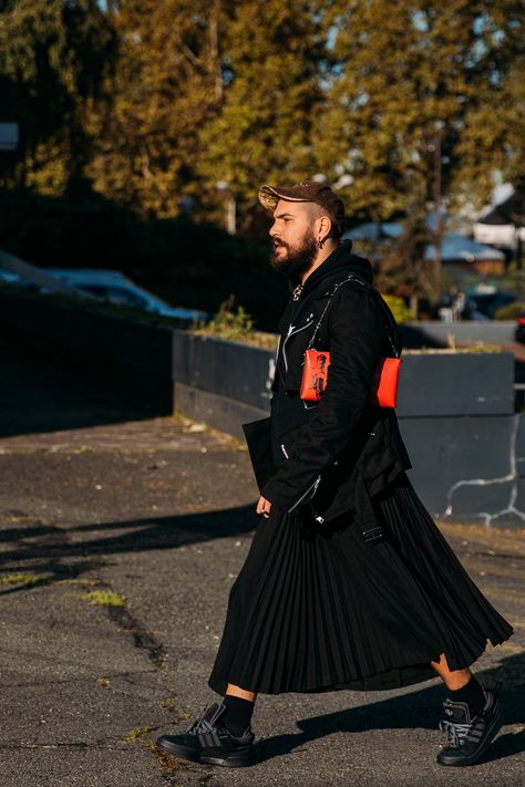 Non Binary Outfits, 2022 Street Style, Guys In Skirts, Reportage Photography, Men Street Fashion, Men In Kilts, Paris Fashion Week Street Style, The Best Street Style, Best Street Style