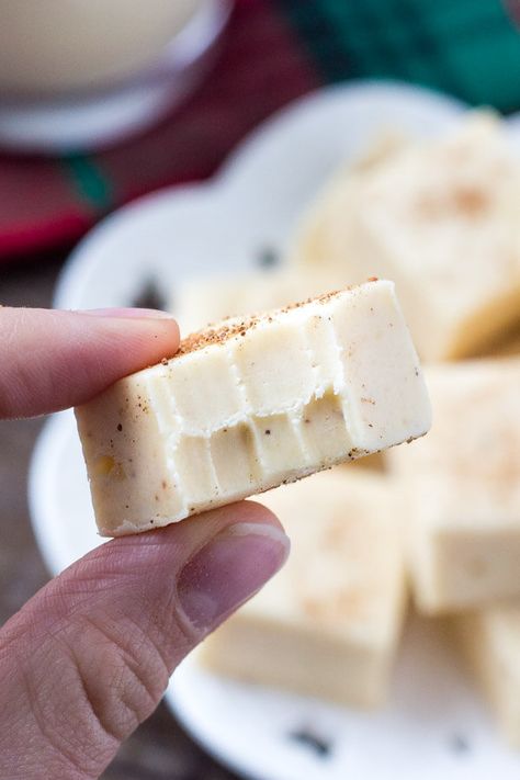 This eggnog fudge is smooth, creamy & tastes like Christmas. With a hint of nutmeg and creamy eggnog flavor - it makes the perfect gift too! Rum Fudge Recipe, Eggnog Fudge Recipe, Rum Fudge, Eggnog Fudge, Fudge Dessert, Creamy Eggnog, Easy Eggnog, Fudge Recipes Easy, Rican Food