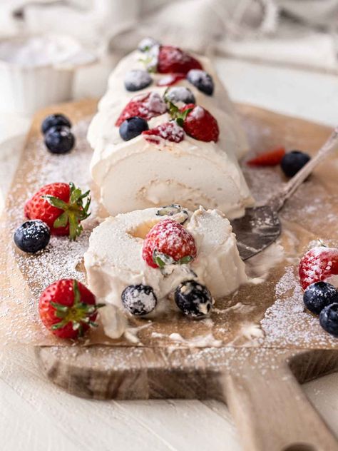 Pavlova Roll Recipes, Rolled Pavlova, Pavlova Roll, Roulade Recipe Desserts, Pavlova Rocky Road Recipe, Lemon Meringue Roulade, Creative Baking Recipes, Eton Mess Dessert, Meringue Roulade