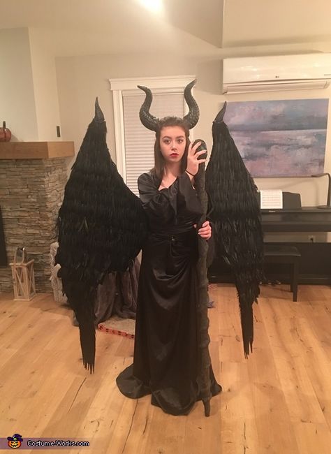 Todd: My 14 year old daughter Alyssa has been working on this costume for a few months. She got the idea from the new maleficent movie. She made everything from scratch... Maleficent Outfit, Homemade Witch Costume, Maleficent Costume Diy, Maleficent Costume Kids, Mad Hatter Costume Kids, Peter Pan Costume Kids, Maleficent Halloween Costume, Maleficent Halloween, Peter Pan Costumes