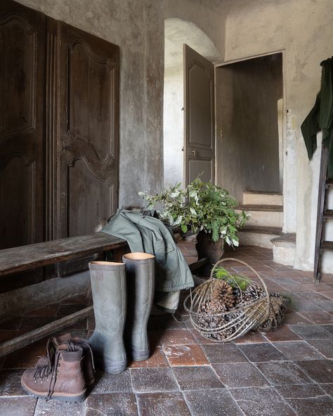 My French Country Home Magazine » A Quiet Christmas at Château de Moissac Quiet Christmas, French Country Farmhouse Decor, Country Home Magazine, Antique Candle Sticks, My French Country Home, French Country Home, French Christmas, Ivy House, French Country Farmhouse