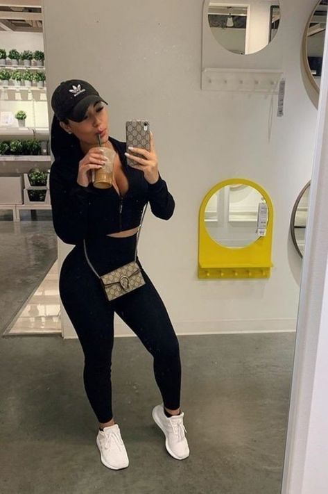 Evettexo Outfits, Fashion Trends Aesthetic, Warm Winter Outfit, Trends Aesthetic, Black Lovers, Winter Coat Black, Perfect Winter Outfit, Looks Black, Cute Winter Outfits