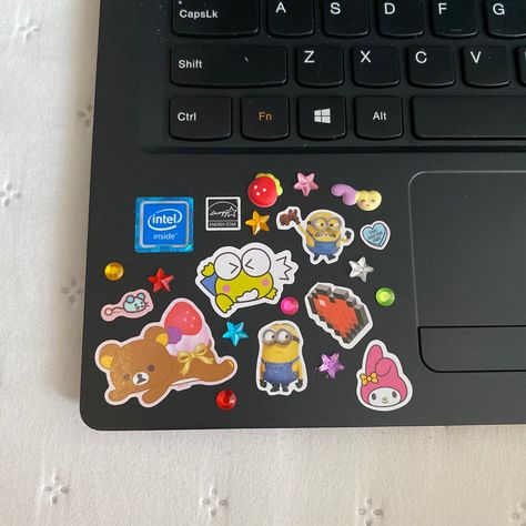 Chromebook Stickers Ideas, Laptop Decoration Ideas Aesthetic, Decorating Laptops With Stickers, Black Laptop Aesthetic, Computer Stickers Ideas, Laptop Decoration Aesthetic, Laptop Decoration Ideas, Decorate Computer, Laptop Decoration Stickers