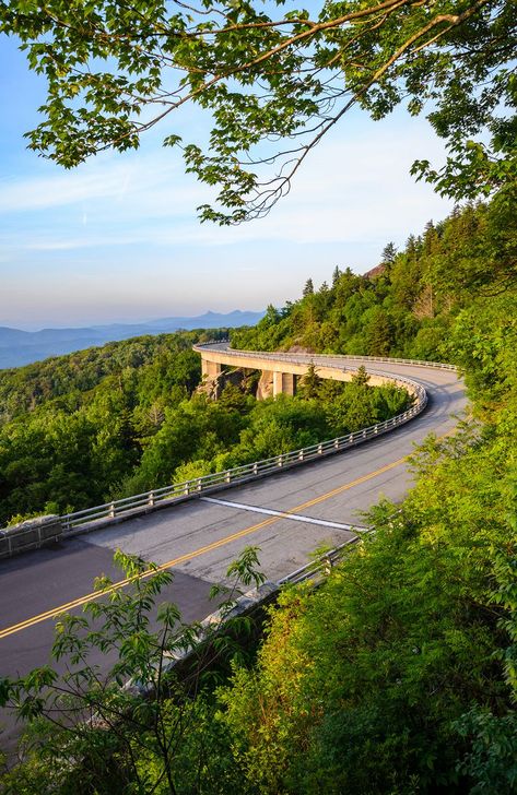 60 Most Scenic Drives in America - Beautiful Drives in the USA National Road, Mountain Valley, Us Road Trip, American Road Trip, States In America, Scenic Byway, Blue Ridge Parkway, Road Trip Fun, Scenic Drive