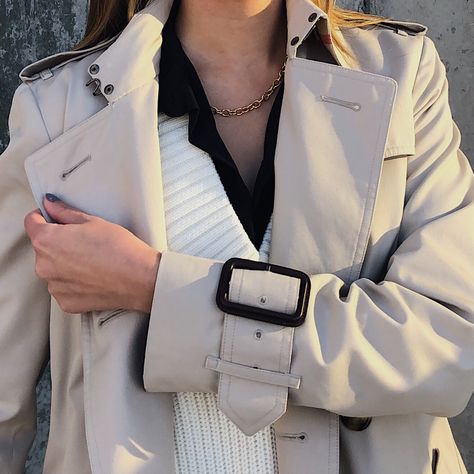 Close up details of my outfit featuring a Mejuri necklace and Burberry trench coat Burberry Necklace, Minimal Chic Outfits, College Student Style, Burberry Trench Coat, Outfits Streetwear, Gold Aesthetic, Long Trench Coat, Layer Style, Minimal Chic