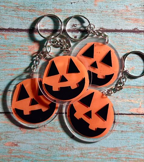 Diy Halloween Keychain, Holiday Keychains, Cricut Keychains, Halloween Keychains, Halloween Keychain, Halloween Cricut, Diy Keychains, Keychain Ideas, Keychain Craft