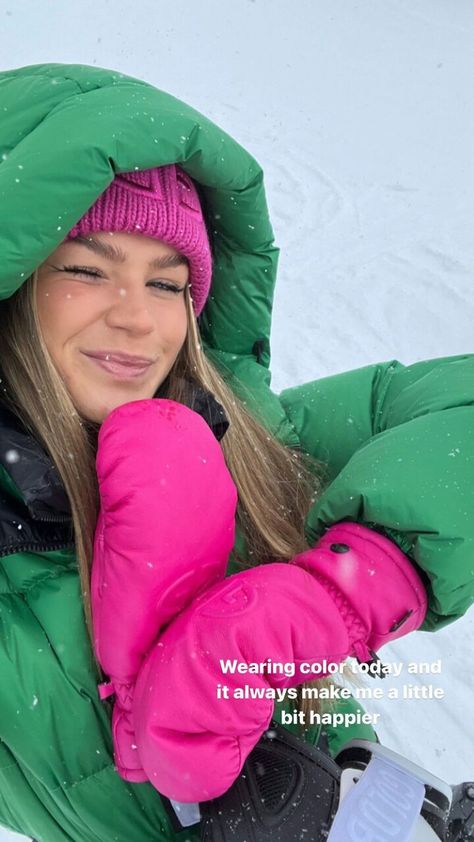 Chill Style, Green Puffer, Pink Gloves, Ski Outfit, Wearing Color, Snow Outfit, Puffy Jacket, Pink Hat, Green Jacket