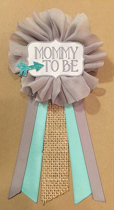 Burlap Baby Showers, Mommy To Be Pins, Baby Shower Pin, Idee Babyshower, Boy Baby Shower Ideas, Mommy To Be, Boy Decor, Shower Bebe, Mom To Be