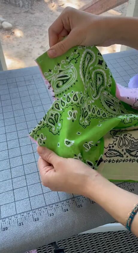 Bandana Bags Diy, Diy Belt Bag Pattern Free, Things To Make With Bandanas, Bandana Tote Bag Diy, Bandana Bag Diy, Bandana Purse, Bandana Purse Diy, Bandana Tote Bag, Bandana Projects