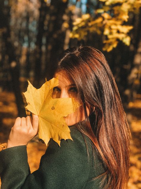 Autumn Leaves Photoshoot, Autumn Photography Portrait, Female Portrait Poses, Fall Shoot, Autumn Instagram, Fall Portraits, Become A Photographer, Shotting Photo, Monteverde