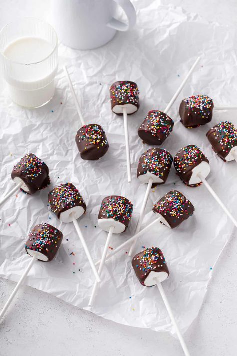 Marshmallows Pops, Chocolate Marshmallow Cake, Covered Marshmallows, Marshmallow Cake, Chocolate Dipped Marshmallows, Chocolate Dipped Treats, Marshmallow Dip, Chocolate Covered Marshmallows, Chocolate Marshmallow