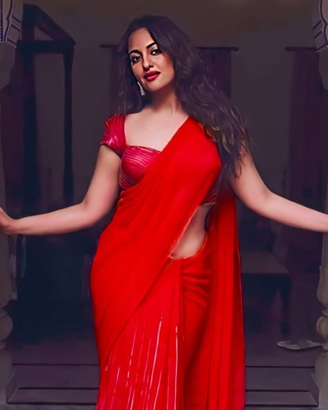 𝘚𝘰𝘯𝘢𝘬𝘴𝘩𝘪 𝘚𝘪𝘯𝘩𝘢 ☀️ on Instagram: “my only happiness 😍💖” Sonakshi Sinha In Saree, Sonakshi Sinha Saree, Saree Navel, Arabian Beauty Women, Saree Photoshoot, Sonakshi Sinha, Kim Kardashian Red Carpet, Indian Bridal Outfits, Kiara Advani