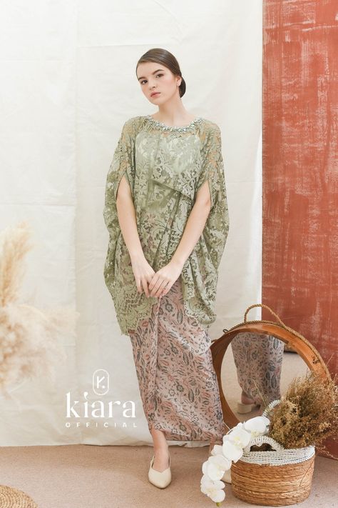 Kebaya Lace Modern, Batik Dress Elegant Modern, Modern Lace Dress, Lace Kebaya, Kebaya Bridesmaid, Dress Brokat Modern, Model Dress Kebaya, Kebaya Lace, Batik Dress Modern