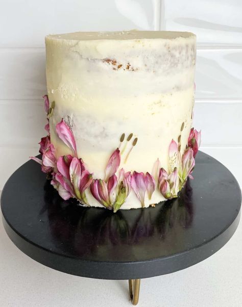 Vanilla Cake Without Buttermilk - Foods Guy Vanilla Cake Recipe Without Buttermilk, Cake Without Cream, Rotating Cake Stand, Frosting Flowers, Cold Cake, Vanilla Buttercream Frosting, Buttercream Frosting Recipe, Vanilla Cake Recipe, Baby Birthday Cakes