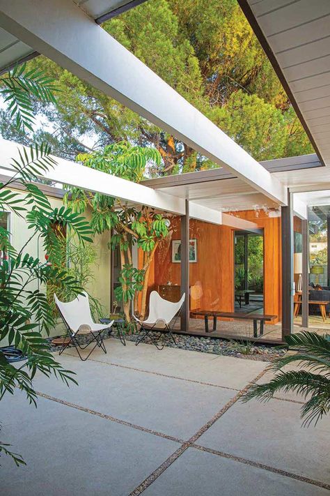 Eichler Homes Atrium, Mid Century Courtyard, Eichler Atrium, Mid Modern House, Mid Century Modern Exterior, California Architecture, Mid Century Exterior, Eichler Homes, Sun Loungers