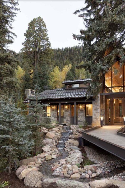 Impressive Colorado mountain retreat surrounded by an evergreen forest Mountainside Retreat, Mountain Architecture, House Mediterranean, Floating Staircase, Evergreen Forest, Mountain Getaway, Lakefront Homes, Modern Mountain, Colorado Mountain