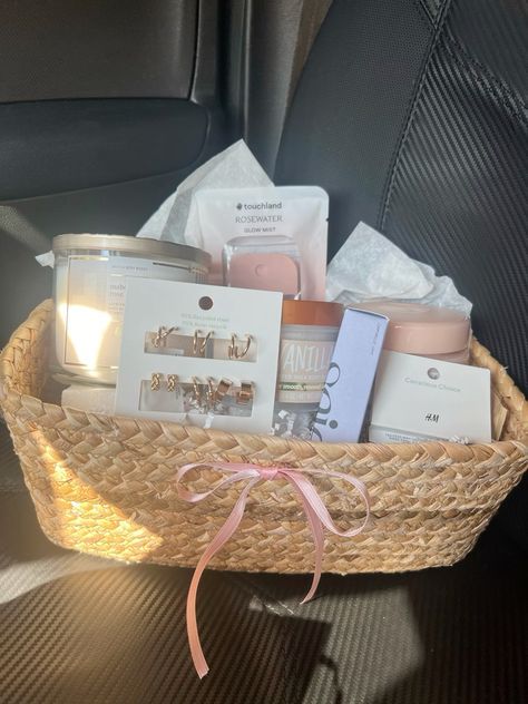 Aesthetic Christmas Gift Ideas For Best Friend, Aesthetic Burr Basket, Girly Christmas Gift Basket, Birthday Gift Baskets For Best Friend Cute Ideas, Aesthetic Birthday Basket, Cute Baskets For Girlfriend, Creative Gift For Best Friend, 17 Birthday Present Ideas, Gift Basket For Best Friend Birthday