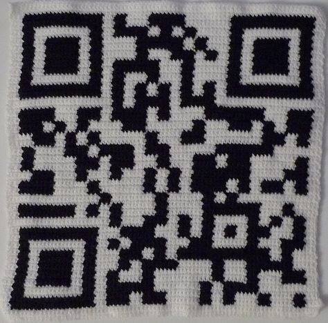 Crochet Meets Technology with Crochet QR Codes. Free tutorial Crochet Qr Code, Knitting Room, Geeky Craft, Stitch Witchery, Geek Crafts, Crochet Decoration, Crochet Cross, Crochet Tapestry, Tapestry Crochet