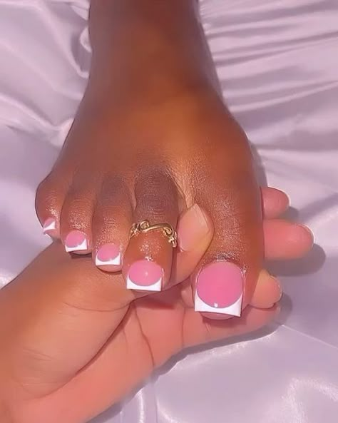 French Tip Nails Toes Simple, Gel Pedicure French Tip Toes, French Pedicure With Pink Base, Toe Nail Colors French Tip, French Pink Pedicure, French Tips Toenails, French Tio Pedi, Pink And White Pedicure Toenails, Pink Acrylic Toes French Tip